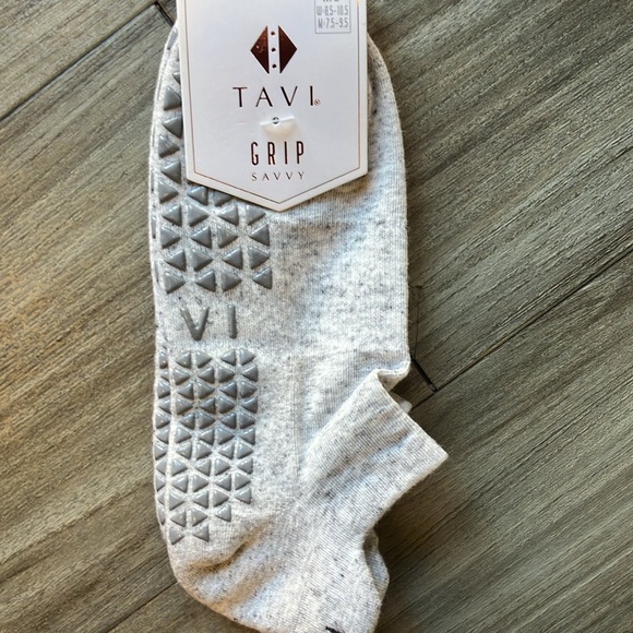 NWT Winter Bundle of 4 Pure Barre x Tavi Low Rise Grip Sticky Socks Size Medium - Picture 3 of 9